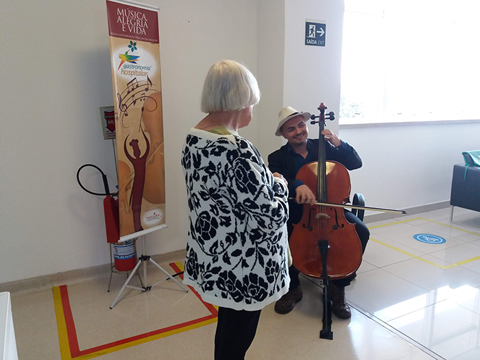  Uma das visitantes, de 90 anos, quis acompanhar o concerto bem de perto 