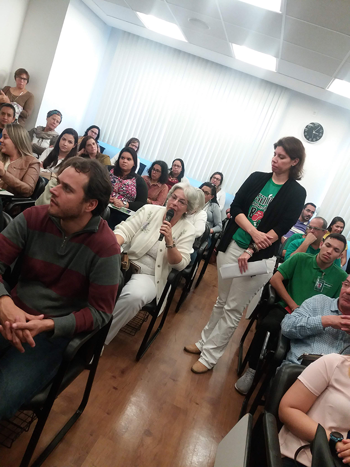 Mais de 60 pessoas entre psicólogos, nutricionistas, médicos e dentistas acompanharam a discussão 
