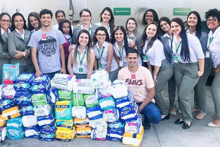 Colaboradores Unimed Barra Mansa registram momento do envio das fraldas à ONG Conectando Sorrisos