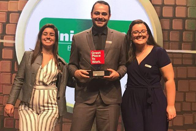 O superintendente Matheus Bastos recebe prêmio em noite de comemorações no Vivo Rio