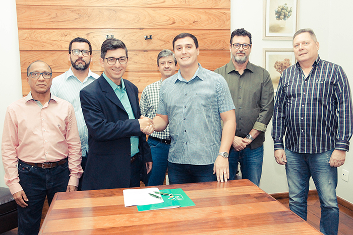 Reunião celebra assinatura de contrato para nova Central de Vendas