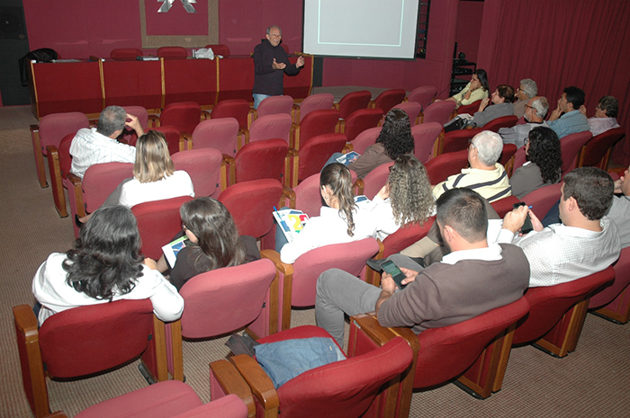 Ao fundo, Federico Zappi