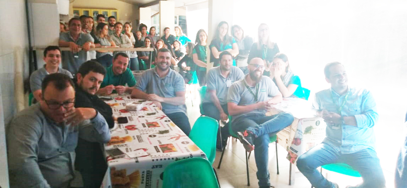 Colaboradores assistindo aos vídeos na área de lazer da Unimed Nova Friburgo