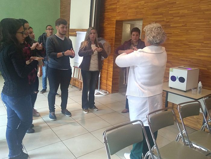 Alunos realizam treinamento prático de prevenção a infecção hospitalar