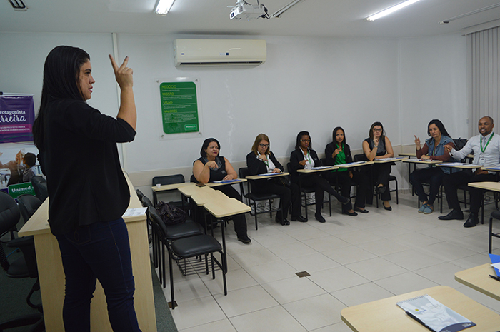 A professora Christiane conduz a aula para os colaboradores