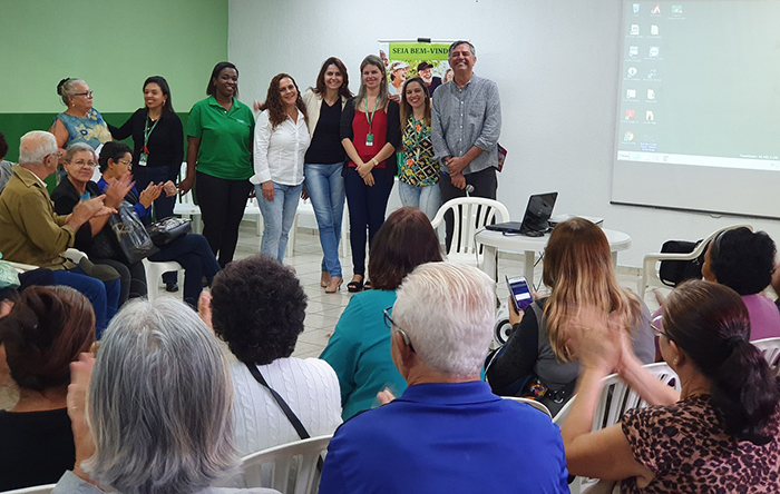 Ao final do evento, equipe da Medicina Preventiva é aplaudida pelos participantes