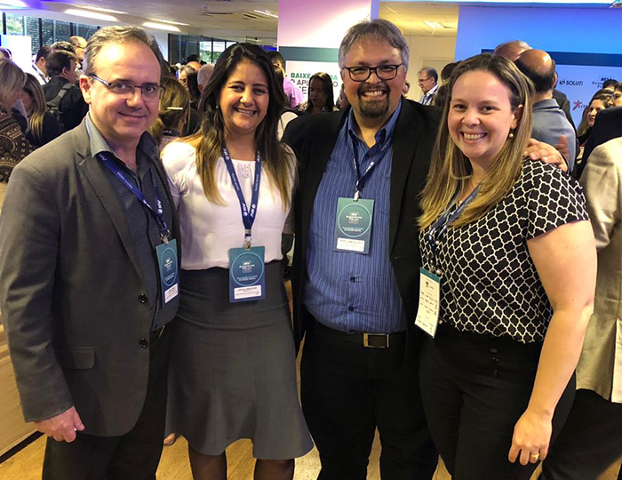 O vice-presidente da Unimed Petrópolis, Cesar Augusto de S. Thiago, ao lado do gerente de Tecnologia da Informação, Rafael Marchiori, e do presidente Rafael Gomes de Castro, com a supervisora Patrícia Louzada