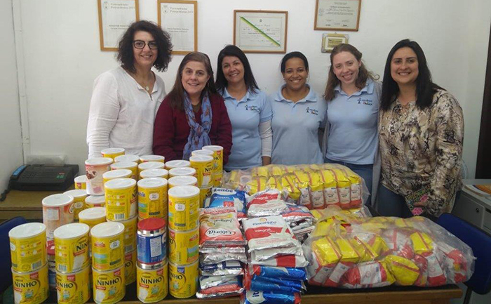 A assessora de comunicação da Unimed Petrópolis, Suelen de Oliveira e a presidente da Unifop entregaram as doações na Renova Saúde Criança