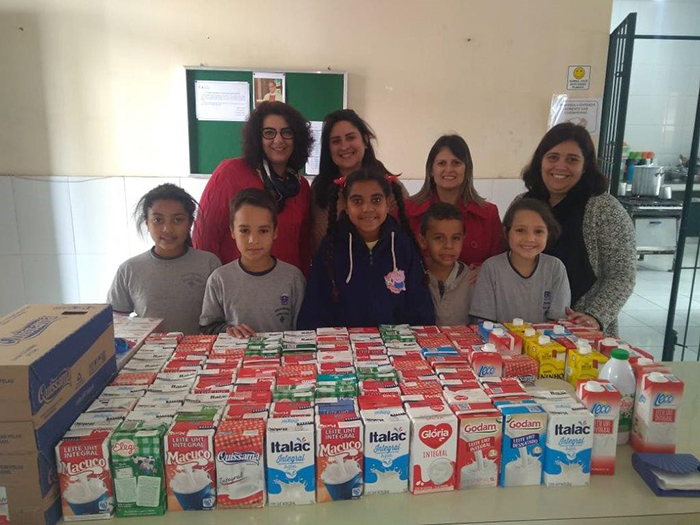 A assessora de comunicação da Unimed Petrópolis, Suelen de Oliveira e a presidente da Unifop entregaram as doações no Centro Educacional Terra Santa
