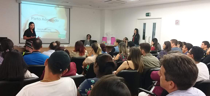 Equipe formada por diversos profissionais se reveza nas palestras durante os dois dias 