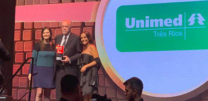 O presidente da cooperativa recebe o troféu no Vivo Rio