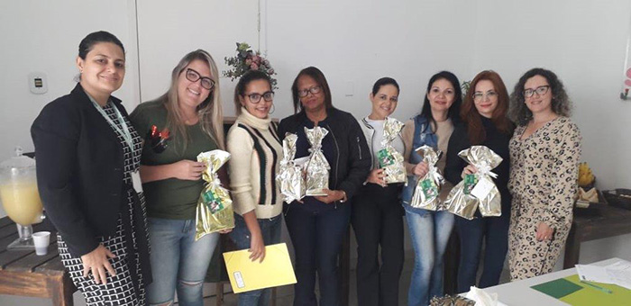 As secretárias, entre as colaboradoras Roberta e Cíntia, ganharam um delicioso lanche e brindes