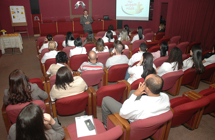 Anderson, ao fundo, ministrou a palestra
