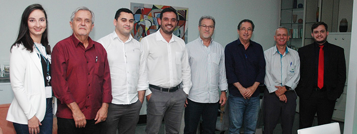 À esq, foto: Suzane Entringer, supervisora de agências Sicoob, Marcos Lincoln, diretor operacional Sicoob, Charles Medina, gerente regional Sicoob, Hugo Miranda, gestor de vendas Unimed, João Paulino, Presidente Unimed, José Tarcízio, diretor financeiro Unimed, Otávio Amaral, gerente regional Sicoob, e Ernesto Melo, Conselho Fiscal Sicoob