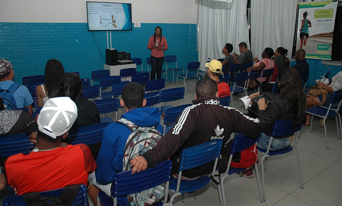 Ao fundo, a enfermeira Kizzani Silva