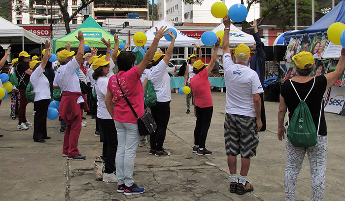 Antes da caminhada o público realizou um alongamento e meditação.