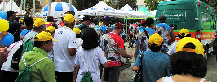 A caminhada uniu participantes de todas as idades embaladas pelas marchinhas de carnaval 