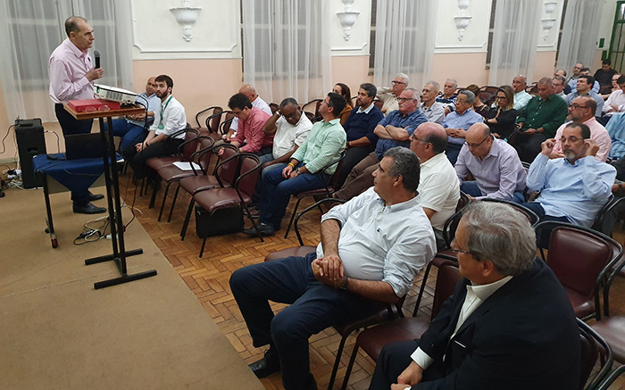 Emilson Lorca apresenta a evolução da construção do hospital