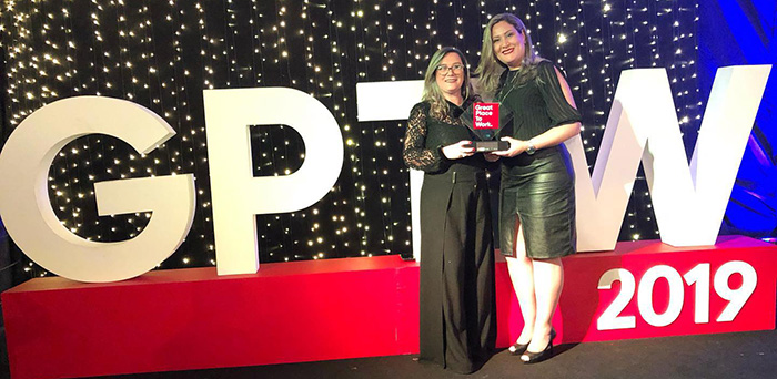 A gerente Juliana Rodrigues e a coordenadora Andreia Lengruber orgulhosas com a premiação