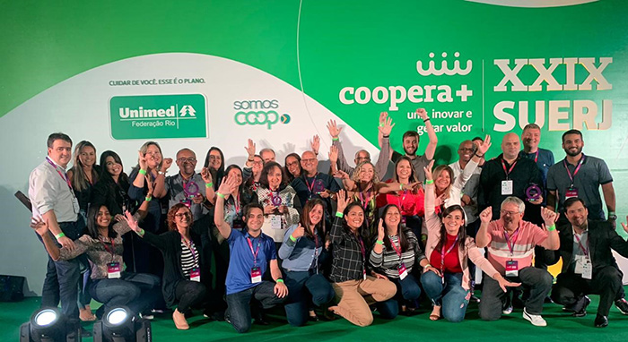 Diretoria e colaboradores comemoram o reconhecimento do trabalho desenvolvido