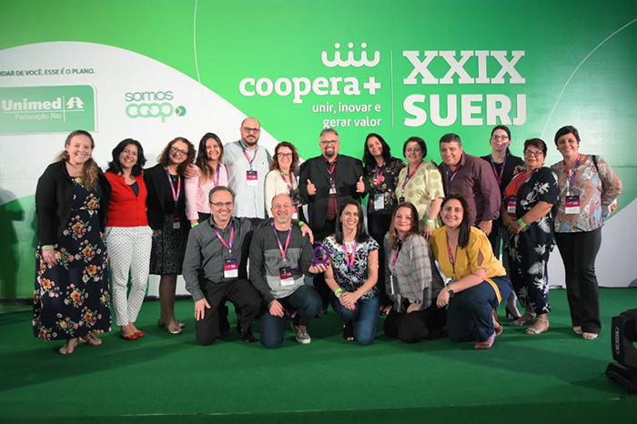 Equipe de gestores da Unimed Petrópolis comemora a conquista do prêmio Melhores Práticas