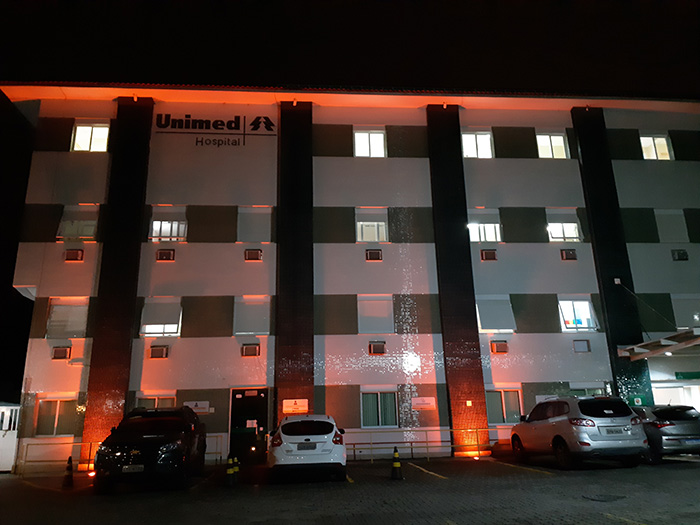 A fachada do Hospital Unimed Petrópolis ganhou um novo tom no Setembro Laranja.