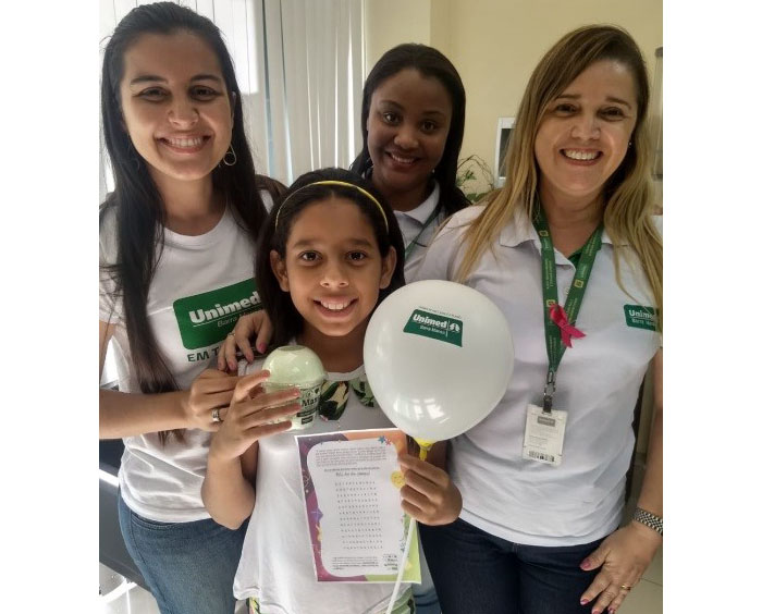 Criança fica feliz com a ação