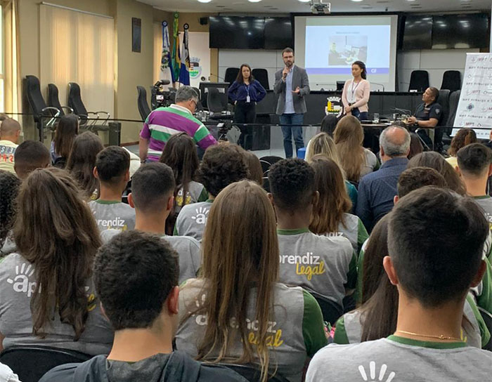 Público pode conhecer a vivência de um jovem aprendiz na empresa que teve sua contratação efetivada após inserção do Programa Aprendiz Legal
