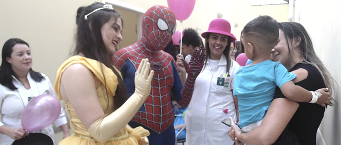 Equipe alegrou os corredores do hospital tornando a visita da ala infantil especial