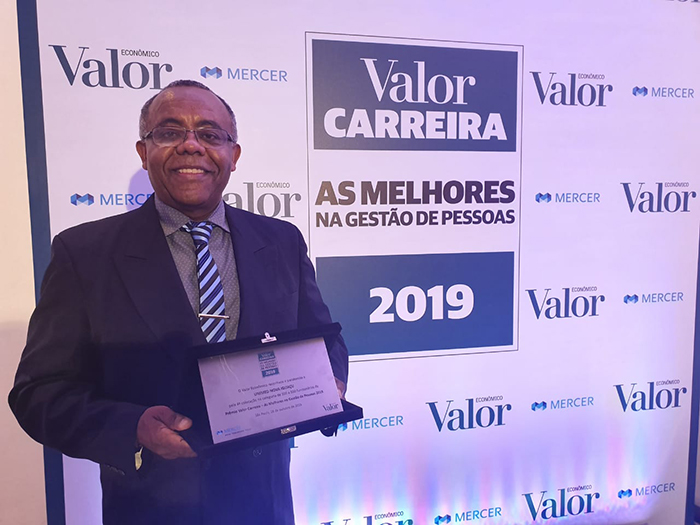 Jorge Luiz exibe, orgulhoso, a premiação que consagra o trabalho realizado com os colaboradores