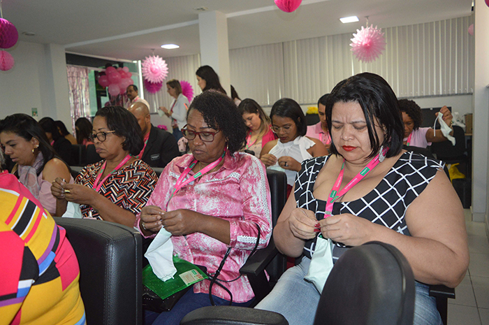 Customização de máscaras oncológicas e avaliação funcional das colaboradoras marcam a campanha Outubro Rosa