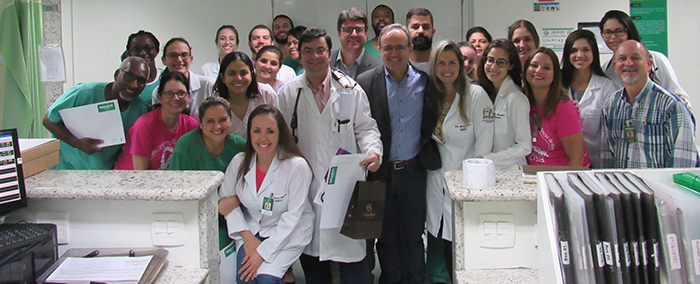 Toda equipe da UTI do Hospital Unimed Petrópolis ao lado do vice-presidente da cooperativa, Cesar Augusto de S. Thiago durante a homenagem