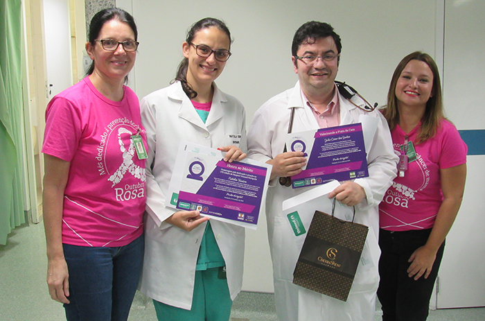 O coordenador médico, Julio Cesar, ao lado da coordenadora de enfermagem, Natália, compartilharam a conquista ao lado da gerente da Qualidade, Lucia Coelho, e da coordenadora do Serviço de Controle de Infecção do Hospital, Jeniffer