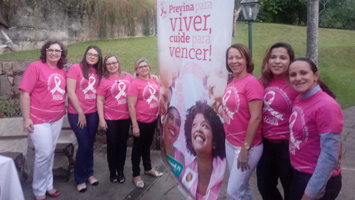 A blogueira Dayane Sant’Anna presenteou uma das participantes do quiz que acertaram as perguntas sobre o câncer de mama