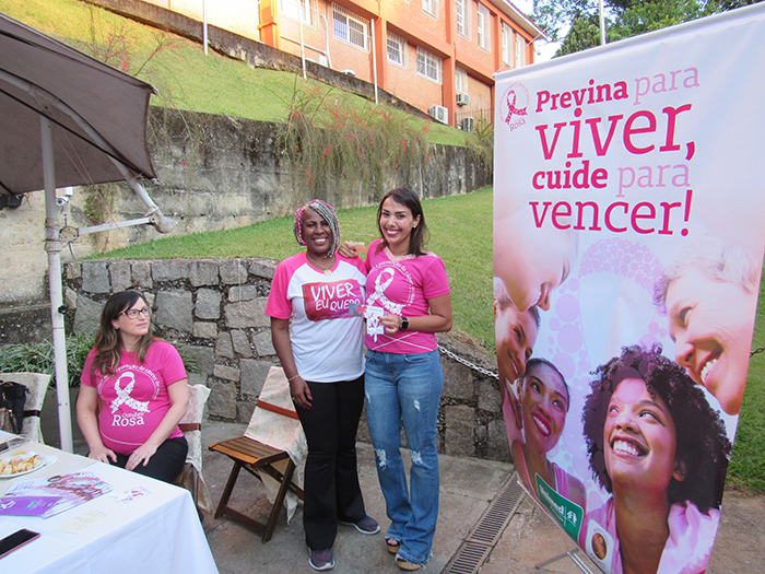 O gerente médico da Unimed Petrópolis, Leandro Cleto ao lado da médica especialista em radiologia mamária Karuline Catein e da embaixadora da campanha, a blogueira Dayane Sant’Anna do Viver eu quero