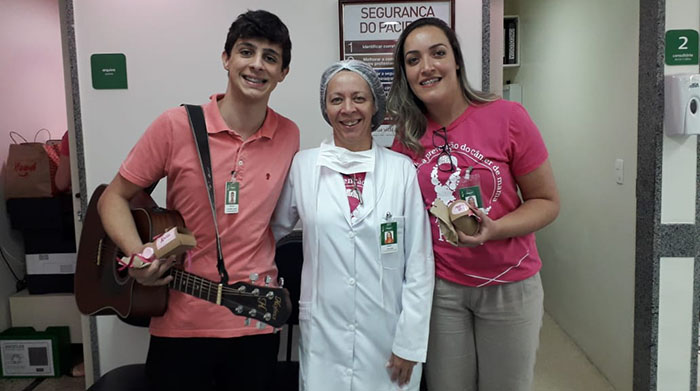 A equipe do Hospital Unimed Petrópolis promoveu uma musicoterapia para os momentos de infusão