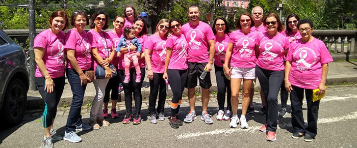 Grupo de colaboradores do Hospital Unimed Petrópolis na concentração da caminhada do outubro rosa