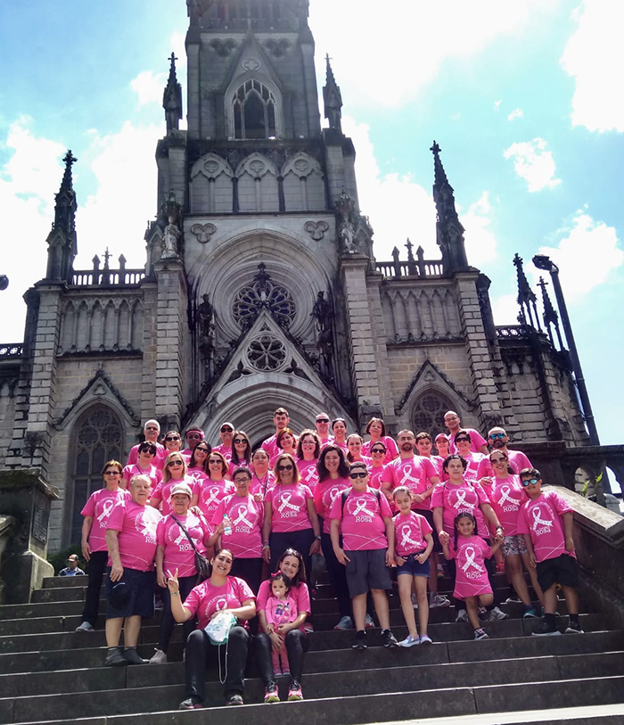 O grupo de pacientes e colaboradores da Unimed Petrópolis em um dos mais tradicionais pontos turísticos de Petrópolis, a Catedral São Pedro de Alcântara