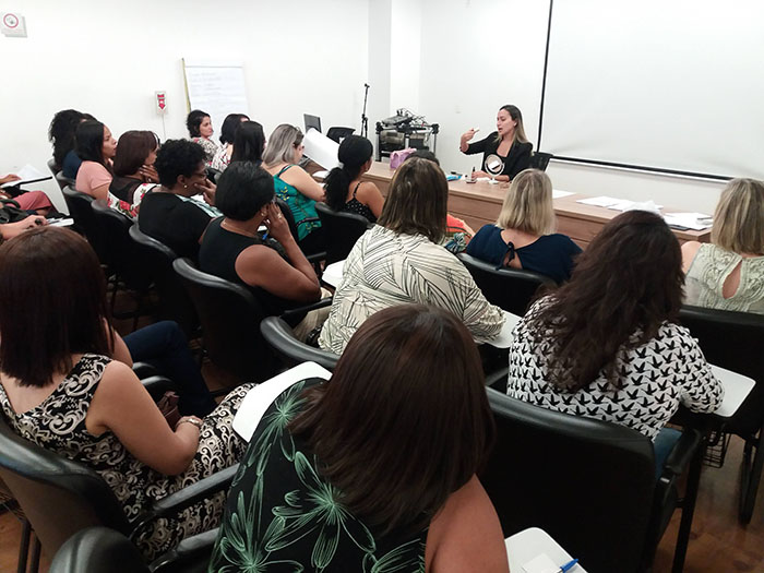 Mayara Rios explicou passo a passo cada etapa da automaquiagem