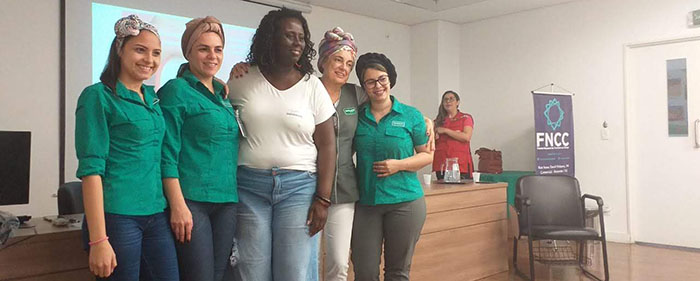 Renata Ferreira demonstrou como amarrar o turbante como forma de melhorar a autoestima de quem passa pela quimioterapia