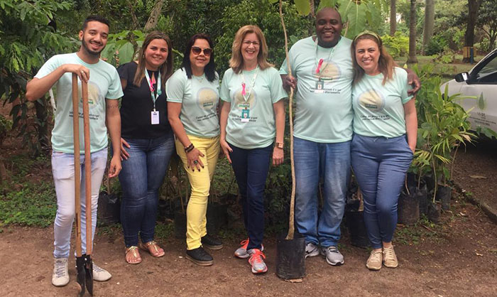 Alguns colaboradores da Unimed promovem plantio de mudas