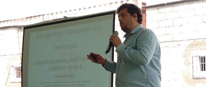 O oncologista Henrique Oliva esclareceu dúvidas e deu orientações para prevenção do câncer de mama, próstata e de pele 