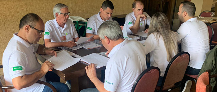 Equipe da Unimed Nova Iguaçu unida planejando os próximos passos da cooperativa 
