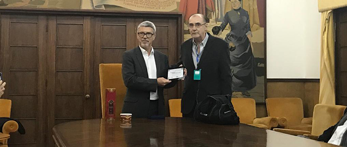 Reitor da Universidade de Coimbra, Profº Carlos Cordeiro, entrega a placa de honra da instituição ao Dr. Emilson Lorca