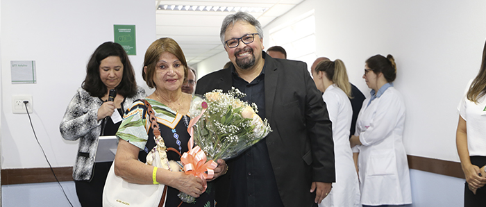  RAFAEL GOMES DE CASTRO PRESIDENTE DA UNIMED PETRÓPOLIS HOMENAGEOU A MÃE DA MÉDICA ANDRÉA RUFF A SENHORA ELIANÁ RUFF