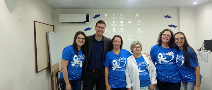 O COOPERADO LEONARDO FIGUEIREDO AO LADO DA EQUIPE DE ONCOLOGIA DO HOSPITAL UNIMED PETRÓPOLIS 
