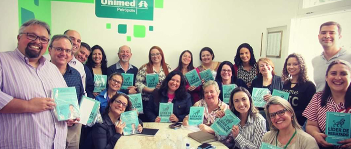 Líderes de Petrópolis são presenteados pela direção executiva com livro Líder de Resultado