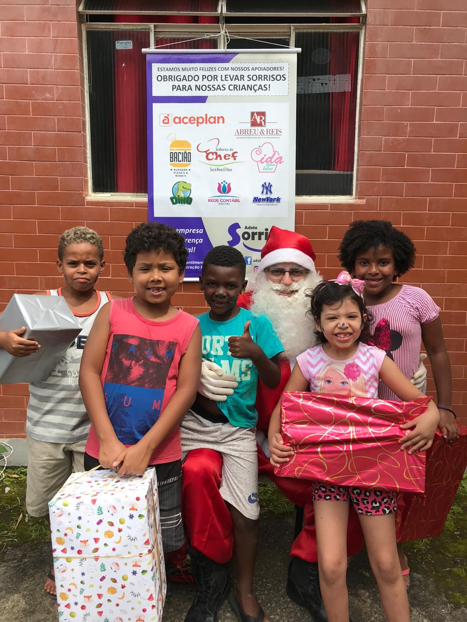 As crianças receberam seus presentes diretamente do Papai Noel