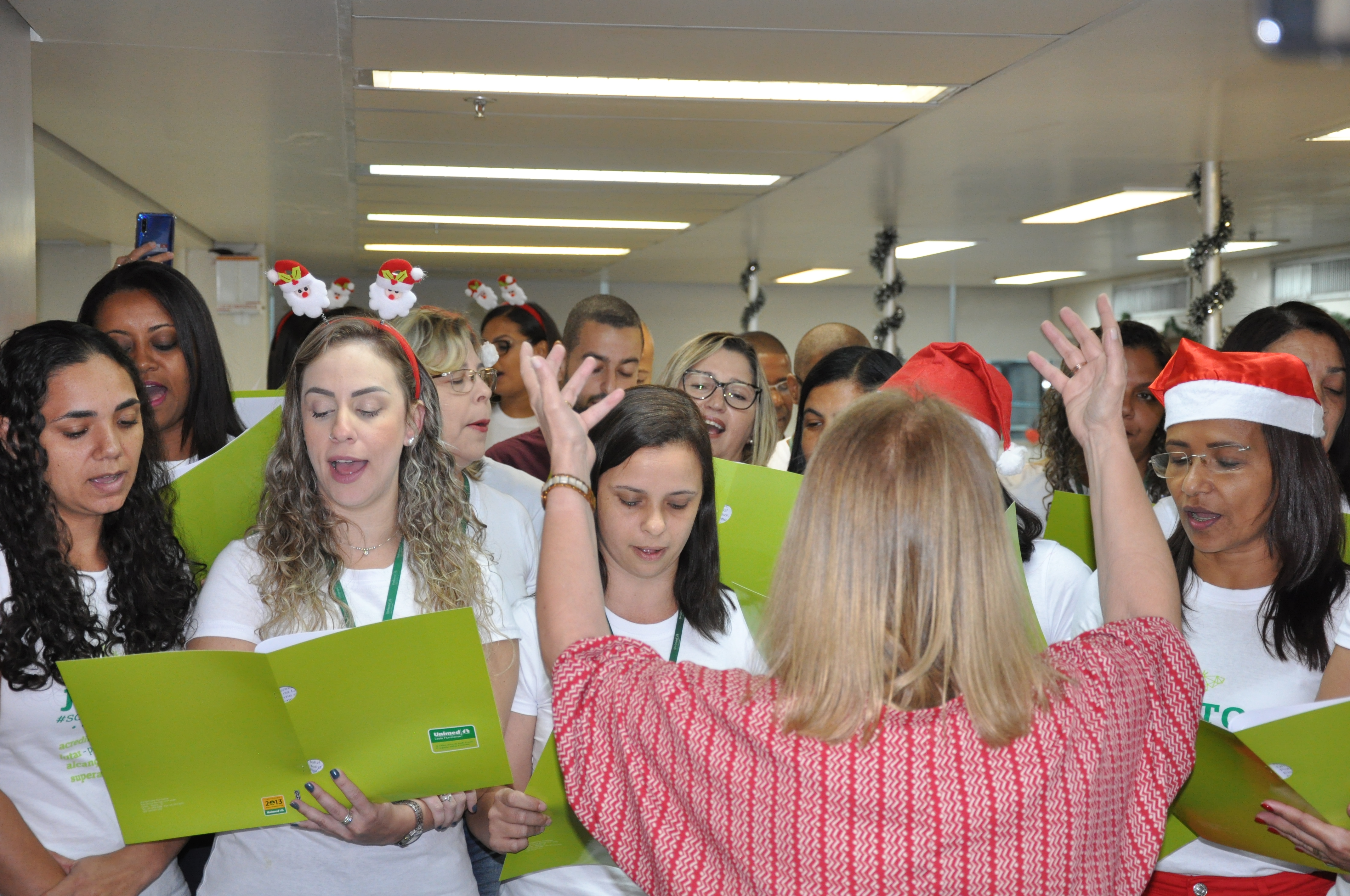 Momento da apresentação da cantata dos funcionários do setor Contas Médicas 