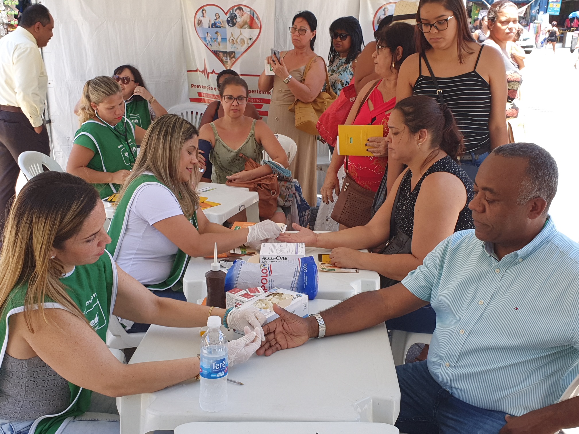 O diretor Administrativo, Jorge Luiz, também verificou a glicose